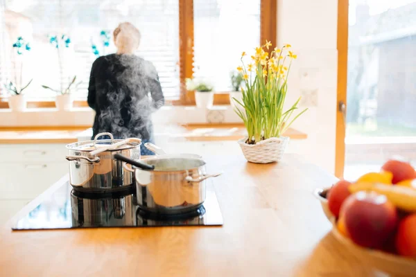 Ama de casa haciendo el almuerzo en la cocina —  Fotos de Stock