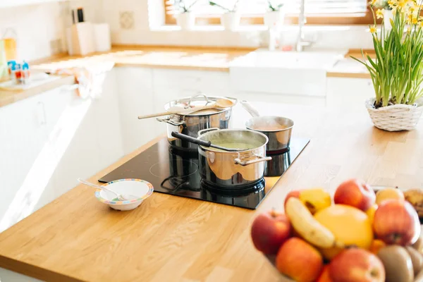 Pranzo in cucina moderna — Foto Stock