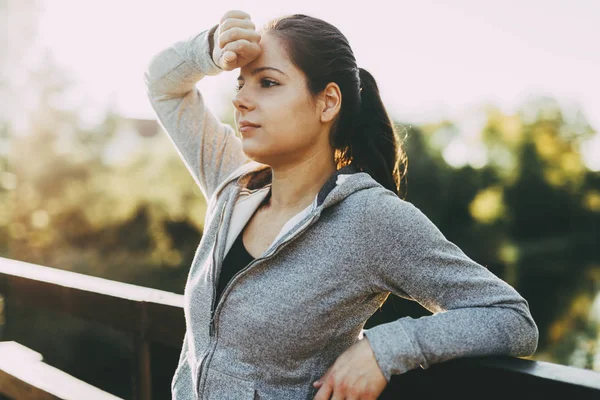 Kadın koşudan sonra dinleniyor. 