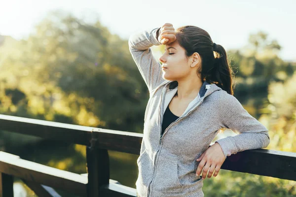 Piękna kobieta odpoczynku po joggingu — Zdjęcie stockowe