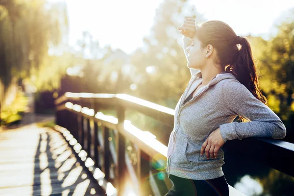 Femme fatiguée faisant une pause — Photo