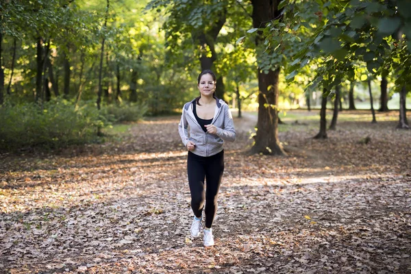 kadın parkta koşu uygun