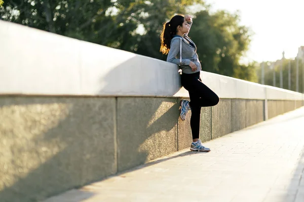 Vrouw rust na het joggen — Stockfoto