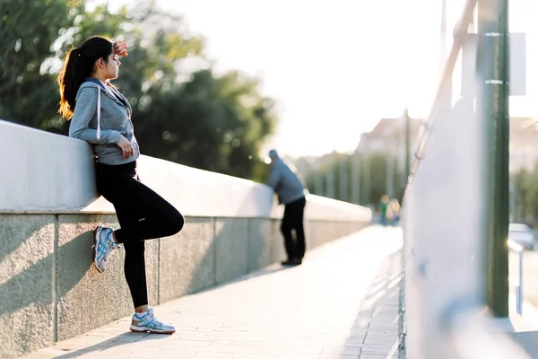 Koşu sonra şehirde oturan kadın — Stok fotoğraf