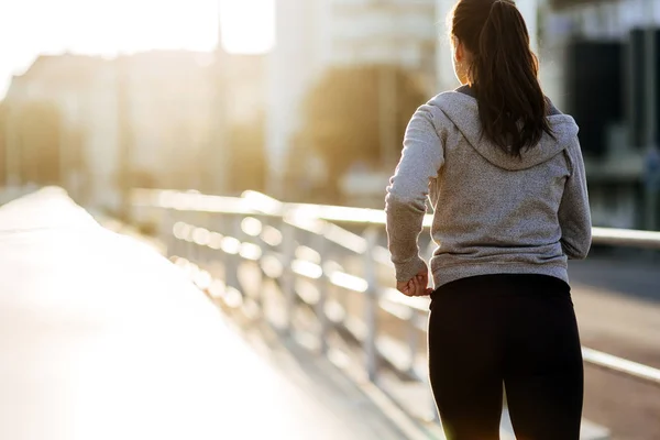 Sportiga kvinnan jogging i city — Stockfoto