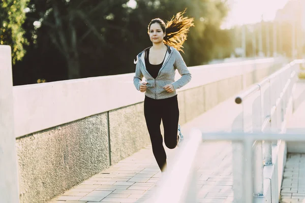 Sportieve vrouw joggen in stad — Stockfoto