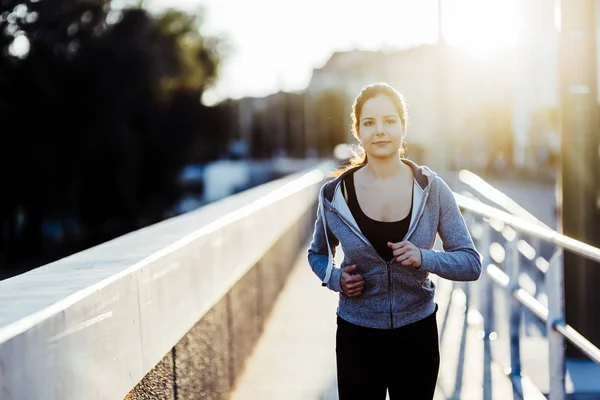 Fit vrouw joggen in stad — Stockfoto