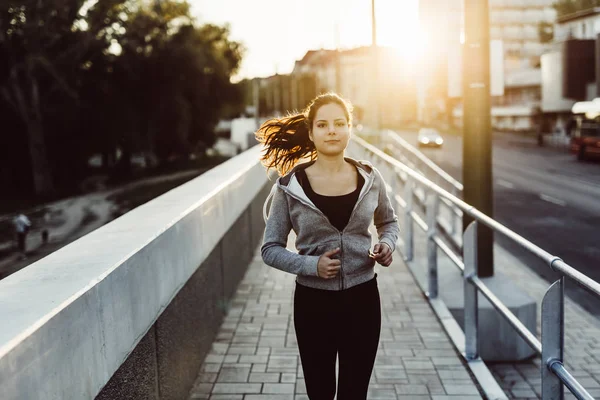 Uygun kadın şehirde koşu
