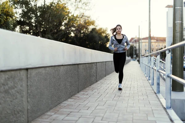 Sportif kadın şehirde koşu — Stok fotoğraf