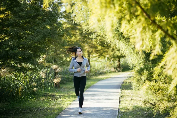 Woman jogging in  a park — Stock Photo, Image