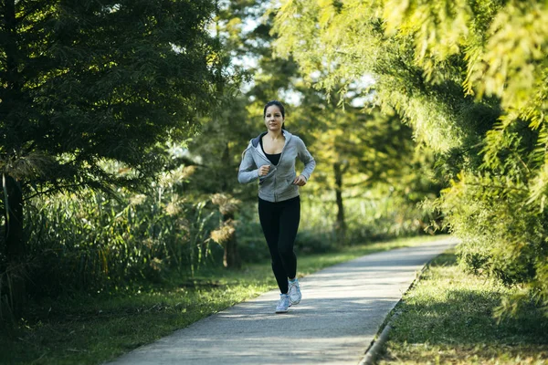 Fit mulher correndo no parque — Fotografia de Stock