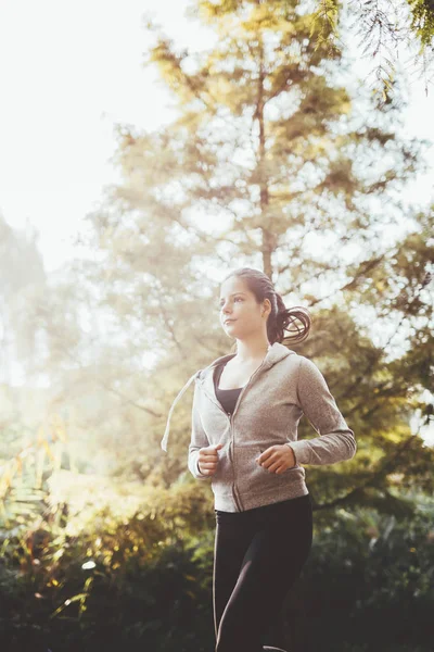 Kobieta jogging w parku sprawny — Zdjęcie stockowe