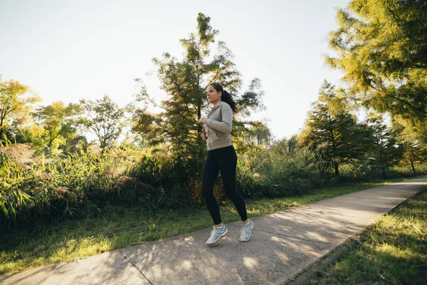 Vrouw joggen in een park — Stockfoto