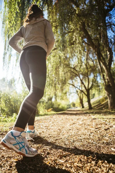 Kobieta jogging w parku sprawny — Zdjęcie stockowe