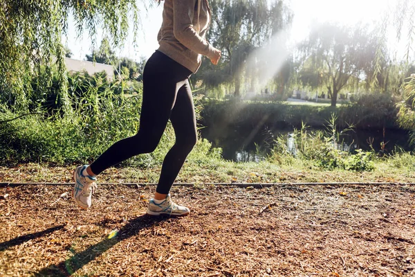 Frau joggt in einem Park — Stockfoto