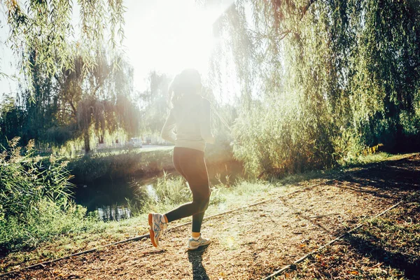 公園を走る女性は — ストック写真