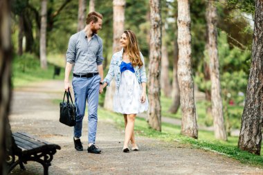 Parkta yürüyen çift