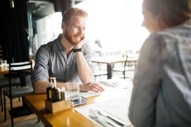 Lokantada çıkan çiftin