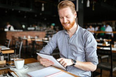 kafede tablet kullanarak iş adamı 