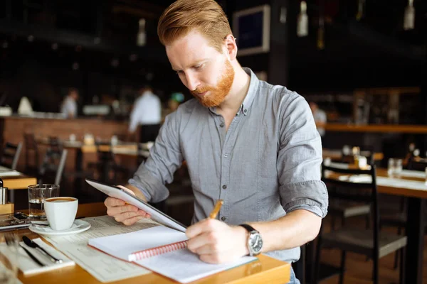 Empresario con tableta en la cafetería — Foto de Stock