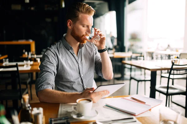 Empresário usando tablet no café — Fotografia de Stock