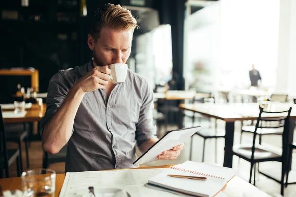 Бізнесмен використовує планшет у кафе — стокове фото