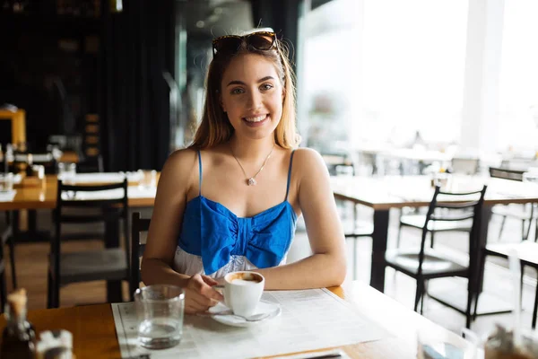 Mulher desfrutando de café — Fotografia de Stock