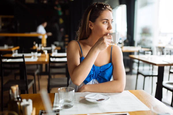 Kvinna njuter av kaffe — Stockfoto