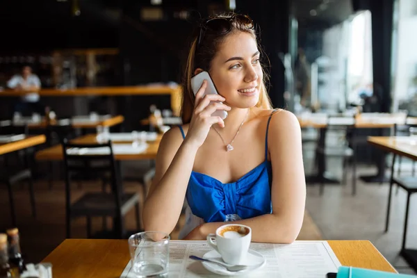 Hermosa mujer en la cafetería — Foto de Stock