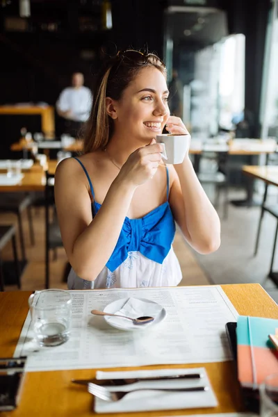 Vacker kvinna talar i mobiltelefon — Stockfoto