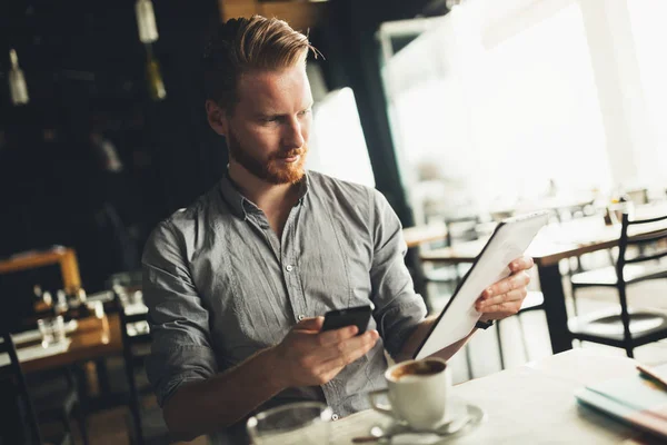 Zakenman met behulp van Tablet PC in café — Stockfoto