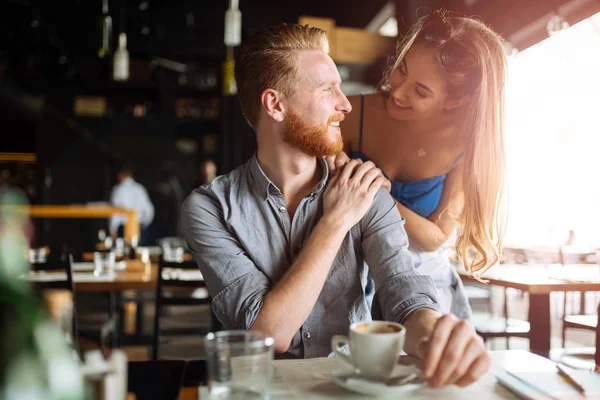Homme et femme au café — Photo