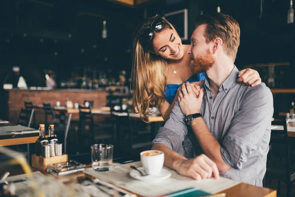 Мужчина и женщина в кафе — стоковое фото