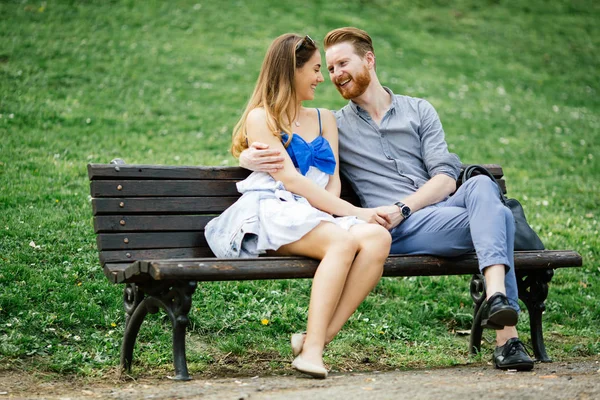 Романтическая влюбленная пара на скамейке запасных — стоковое фото