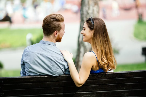 Pareja enamorada en el banco del parque —  Fotos de Stock