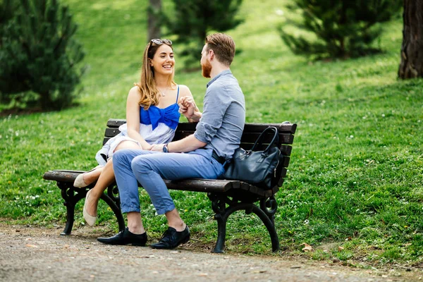 Verliebtes Paar auf Parkbank — Stockfoto