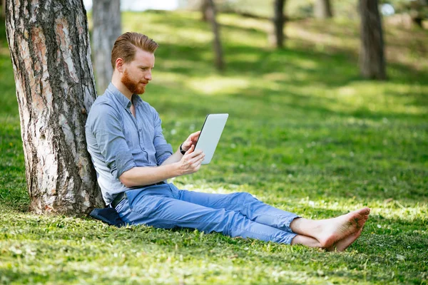 Yakışıklı öğrenci doğada okuma