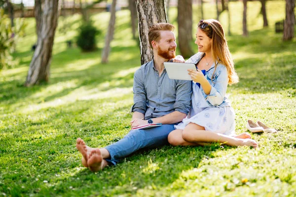 Carino uni studenti che studiano insieme — Foto Stock