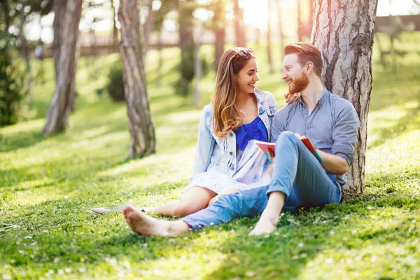 Vackra Collegestudenter flirta — Stockfoto