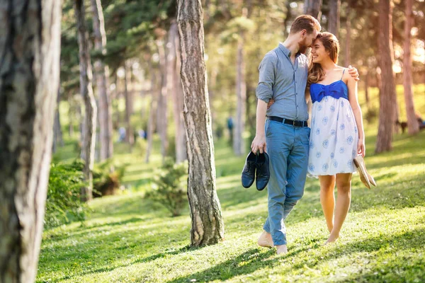 Paar im Park läuft barfuß — Stockfoto