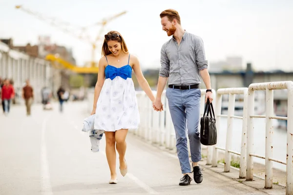 güzel çift açık havada