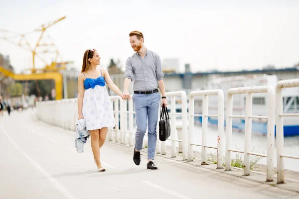 Beau couple en plein air — Photo