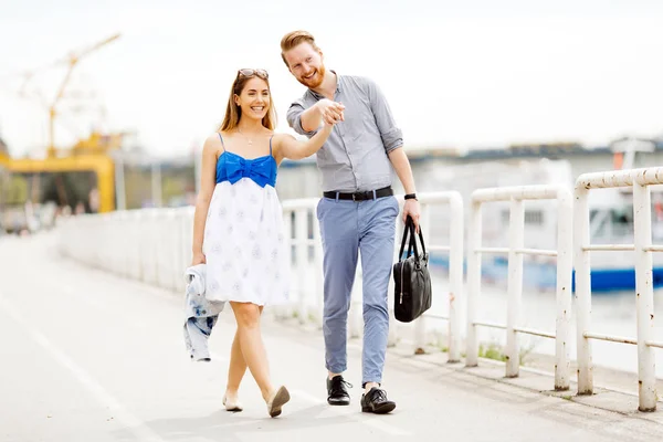 Glückliches Paar, das draußen spaziert — Stockfoto