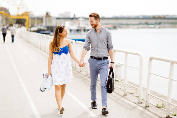 Красивая пара на открытом воздухе
