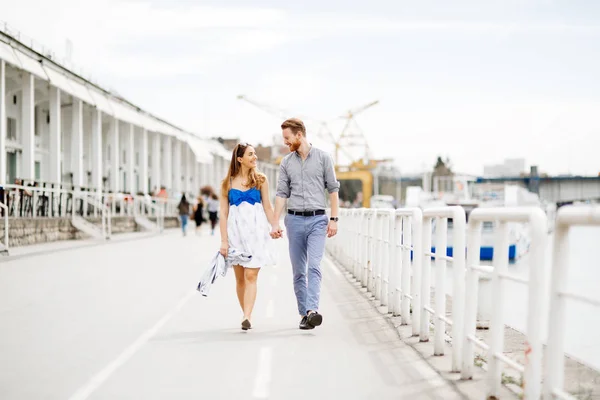 Beau couple en plein air — Photo