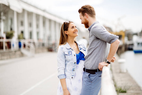 Красивая пара на открытом воздухе
