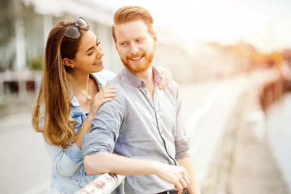 Pareja enamorada en hermosa puesta de sol —  Fotos de Stock