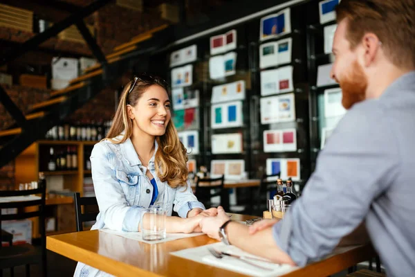 Lokantada çıkan çiftin