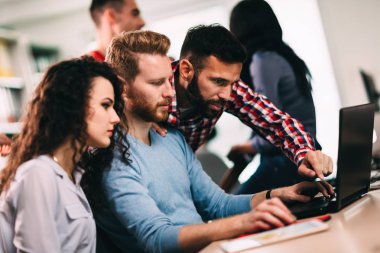 geliştirme yazılım şirkette çalışan programcılar