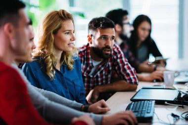  geliştirme yazılım şirkette çalışan programcılar
